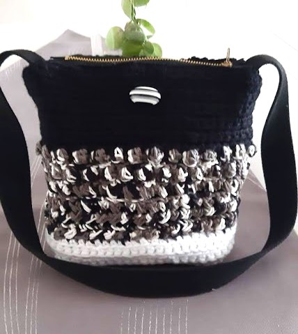 BORSETTA IN LANA AD UNCINETTO